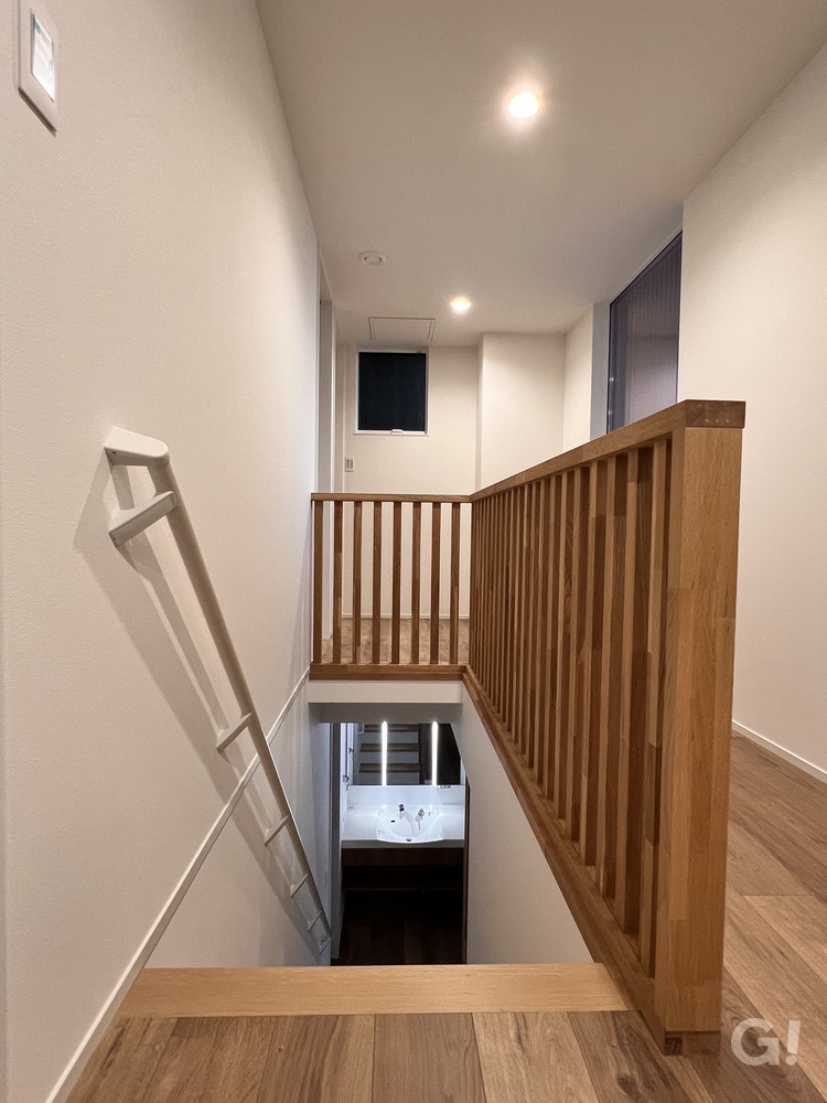 シンプルに移動がいい！家族の声が響き渡るシンプルモダンな階段