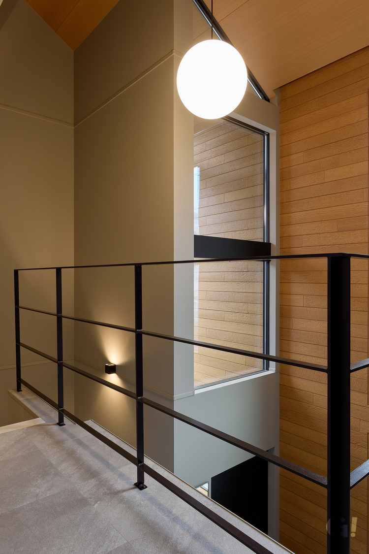 ホテルライクな雰囲気で優雅な気持ちに浸れるシンプルモダンな2階ホール