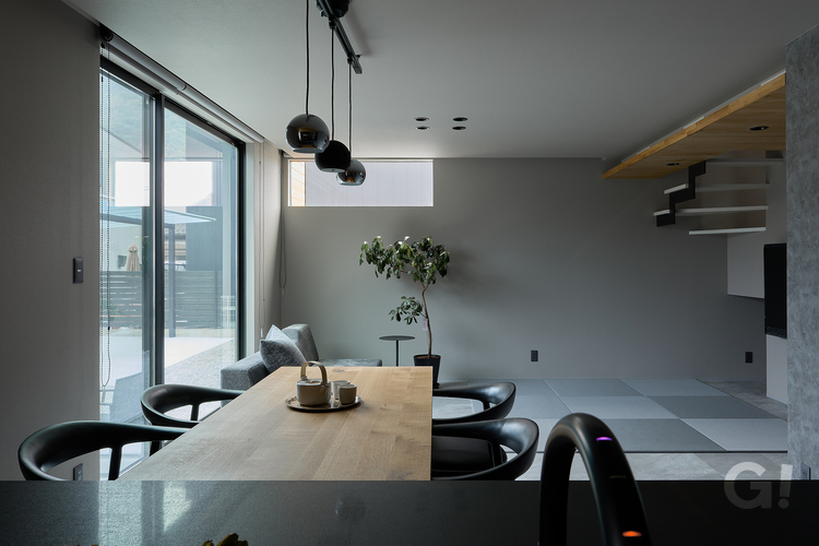 ここから眺める家族の姿が1番好きと思えるシンプルモダンなキッチン