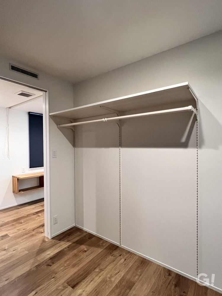 『毎日の洋服選びが楽しくなるシンプルモダンなファミリークローゼット』の写真