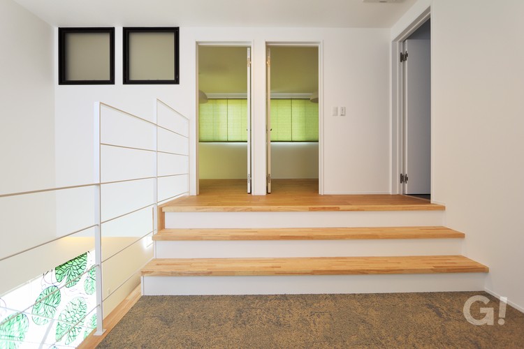 『将来は2つに分ける！緩やかな階段の先に広がるシンプルモダンな子供部屋』の写真