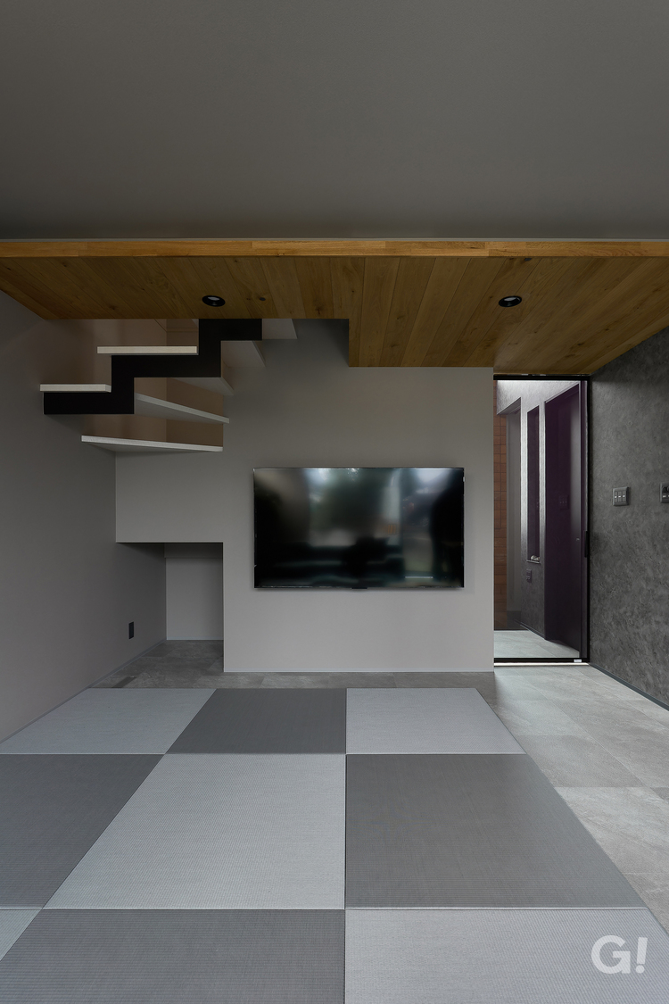 『壁付けテレビですっきり動線！モノトーンでかっこいいシンプルモダンなリビング』の写真