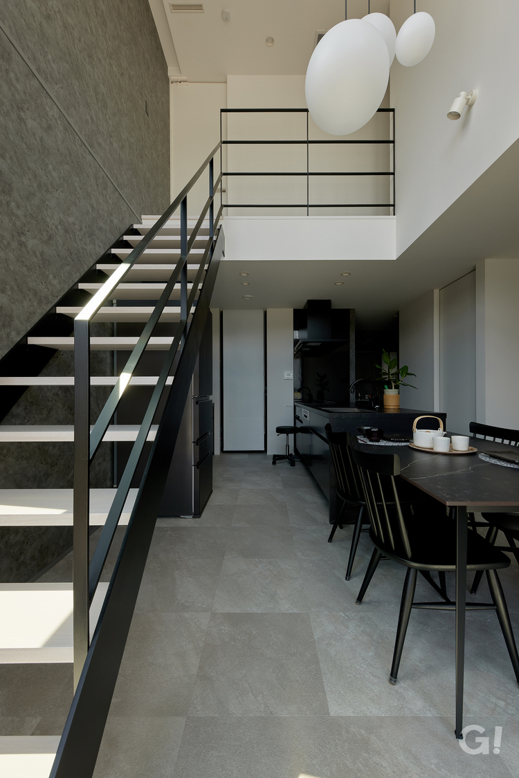 『家族が自然と笑顔に！洗練されたスタイリッシュ感がいいシンプルモダンなLDK』の写真