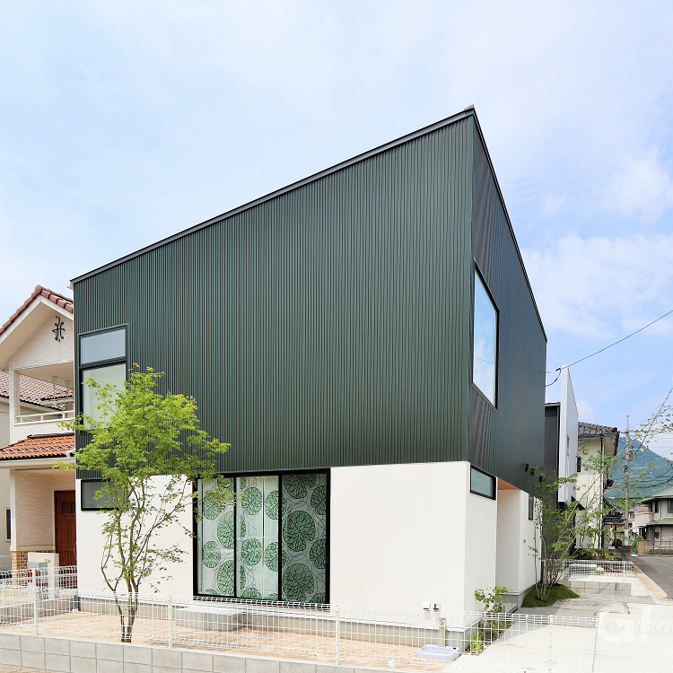 『バイカラーで個性を引き出す！自然を身近に感じるシンプルモダンな家』の写真