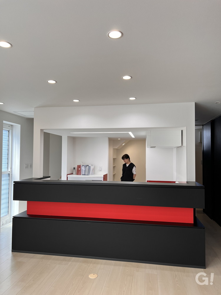 『ブラック×レッドで個性をお洒落に引き出すシンプルモダンなキッチン』の写真