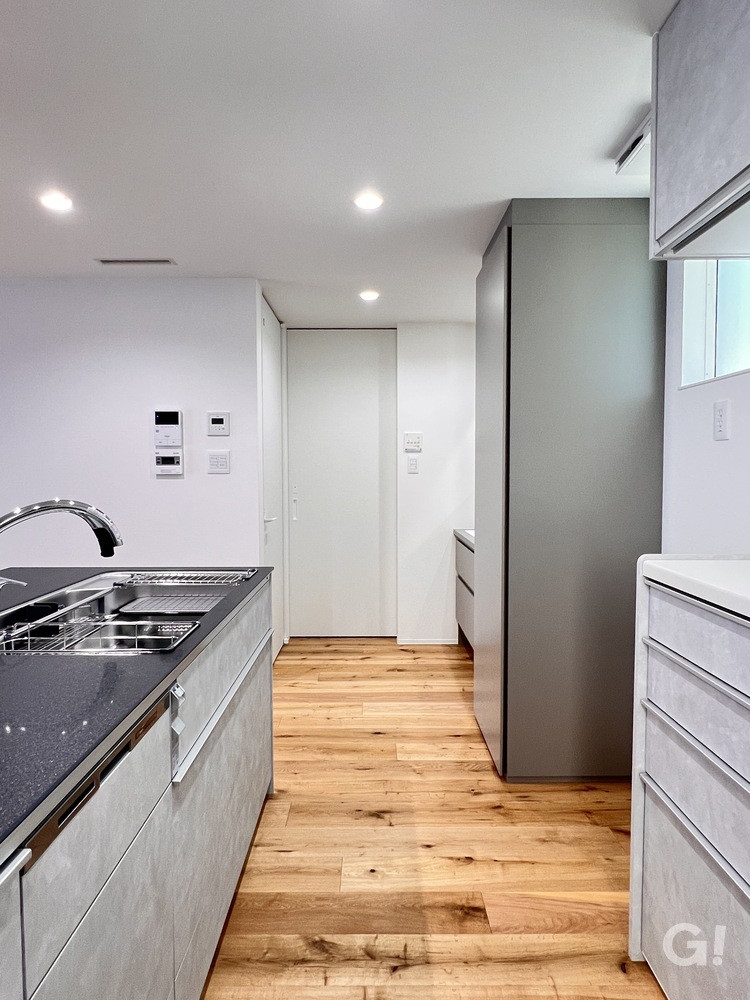 『動線＆収納どちらも妥協せず叶えられたシンプルモダンなキッチン』の写真