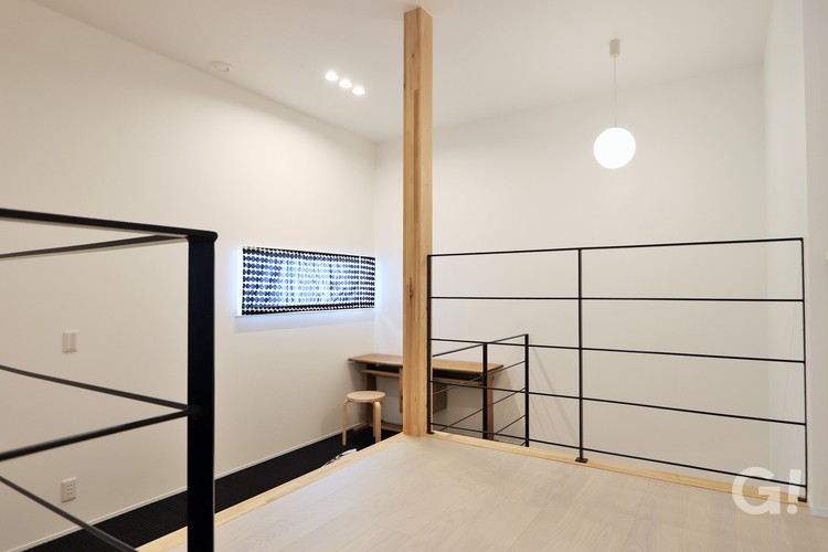 『家族みんなが大好きな場所！モノトーンで落ち着きあるシンプルモダンなスキップフロア』の写真