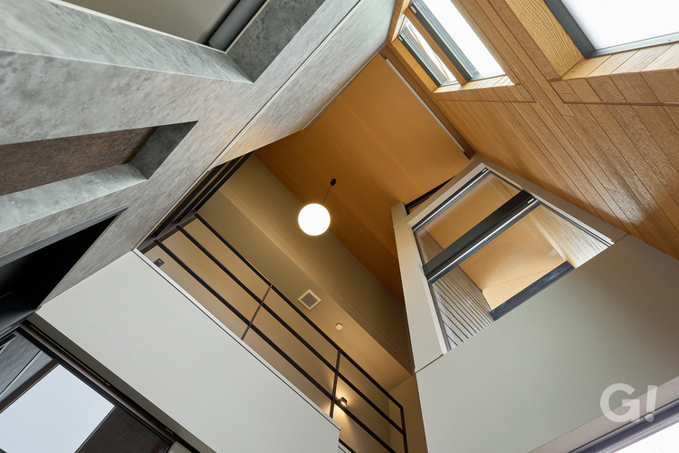 『心地よく開放感たっぷりな吹き抜け空間がいいシンプルモダンな玄関ホール』の写真