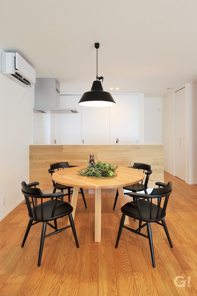 カフェのように心穏やかに時を時を刻めるシンプルモダンなダイニング