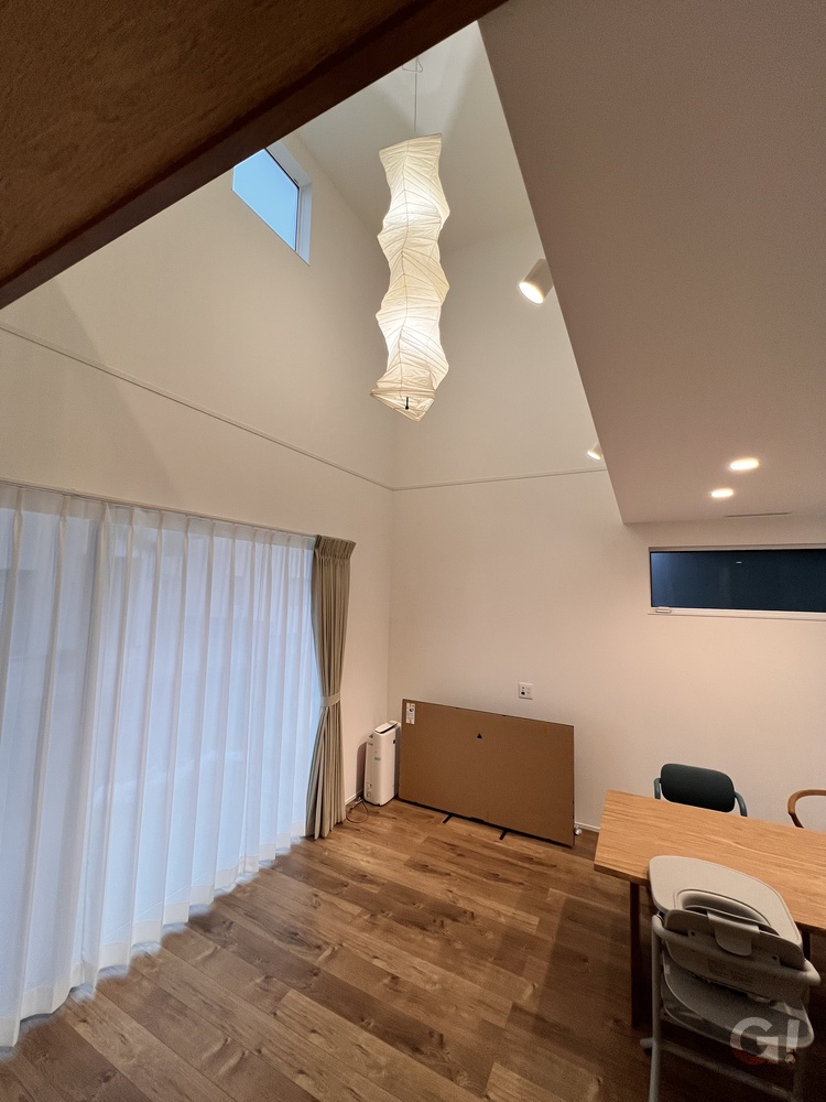 視線が抜け伸びやかな空間にリラックスできるシンプルモダンなリビング