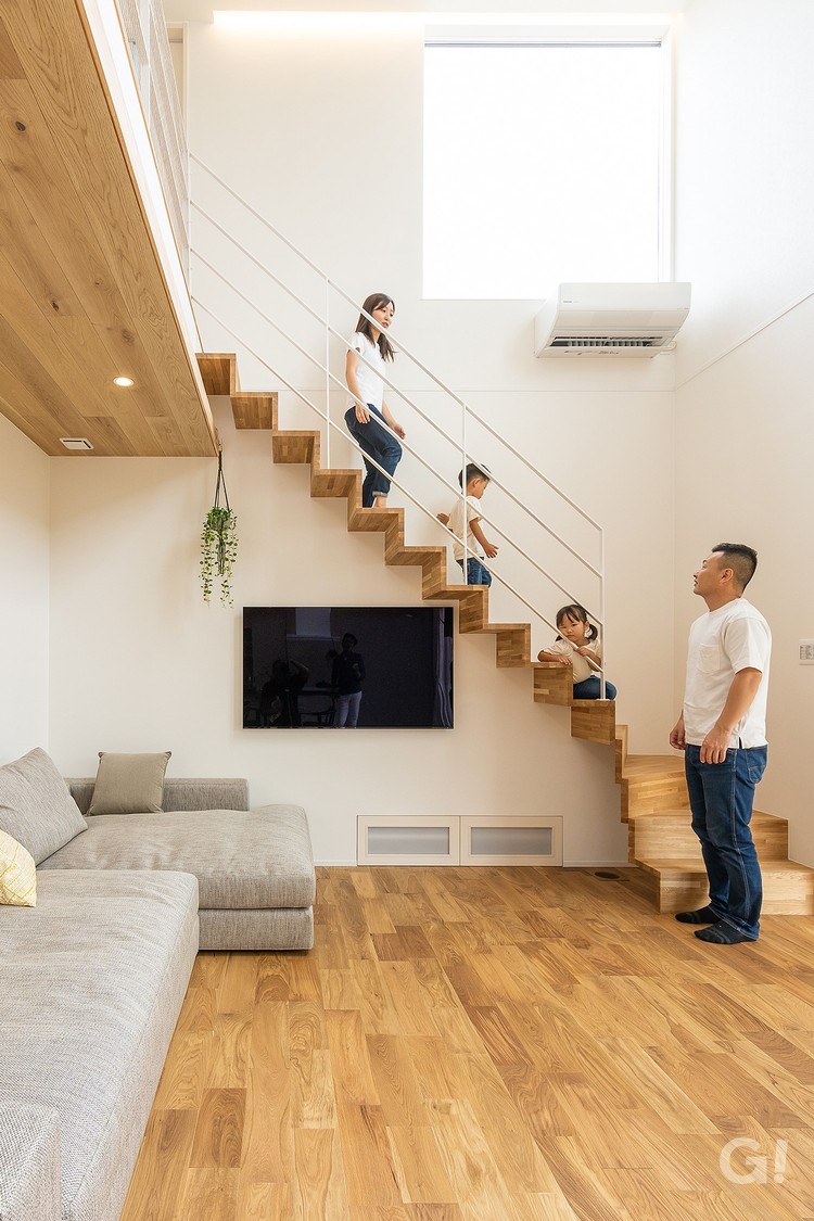 『まるで自然の中にいるような感覚で暮らせるシンプルモダンなリビング』の写真