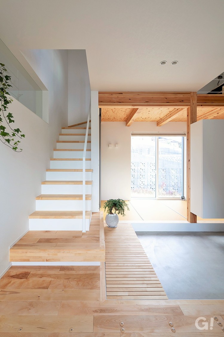 木の質感あふれるシンプルな階段のある注文住宅の写真