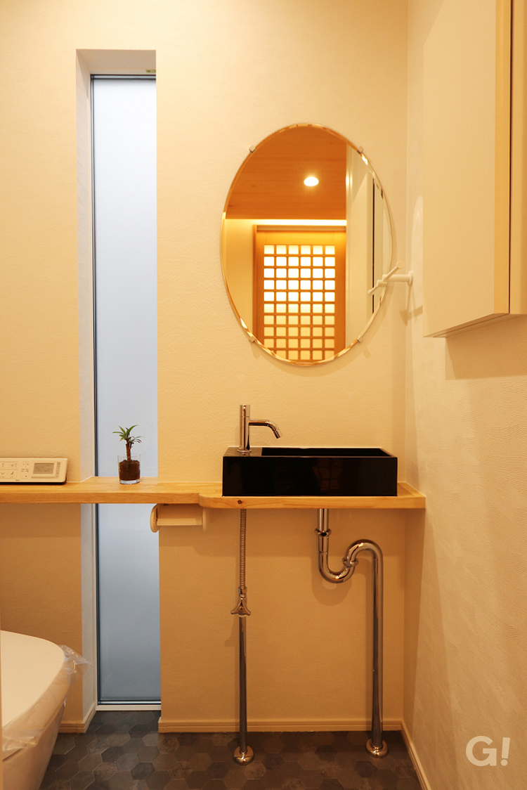 和の安らぎにそっと包み込まれるシンプルモダンなトイレ