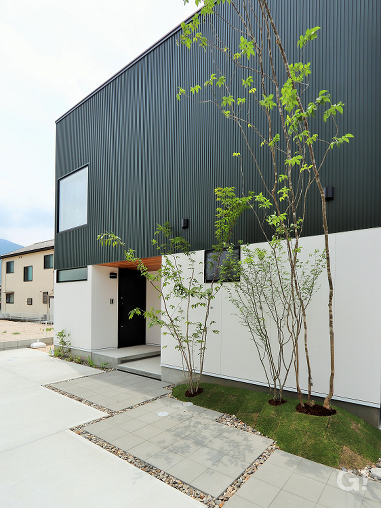 思わず立ち止まってしまう外観！緑×白のお洒落バイカラーが映えるシンプルな家