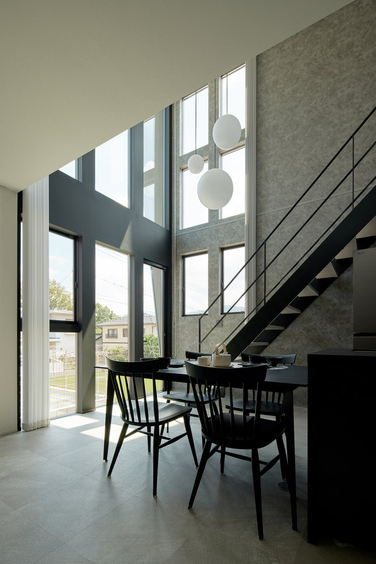 陽の光がやさしく降り注ぐ癒したっぷりのシンプルモダンなダイニング