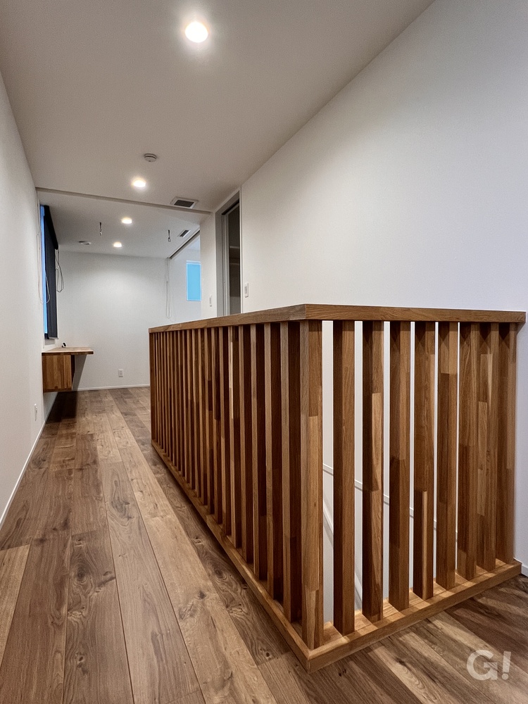 木のやわらかな温もりを体感して時を刻むシンプルモダンな2階廊下