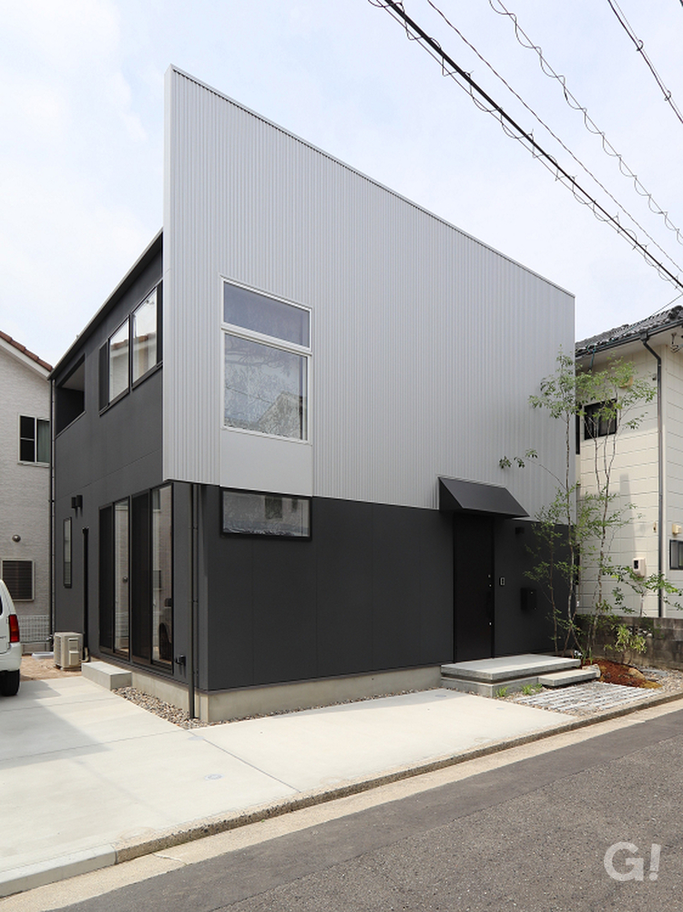 直線フォルム×コントラスト配色を楽しむシンプルな家