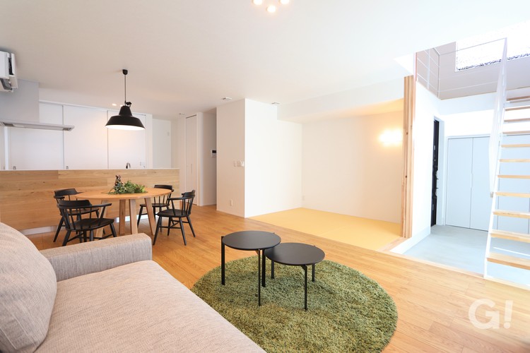 『暮らしに馴染む和のスペースをプラスした北欧モダンなLDK』の写真