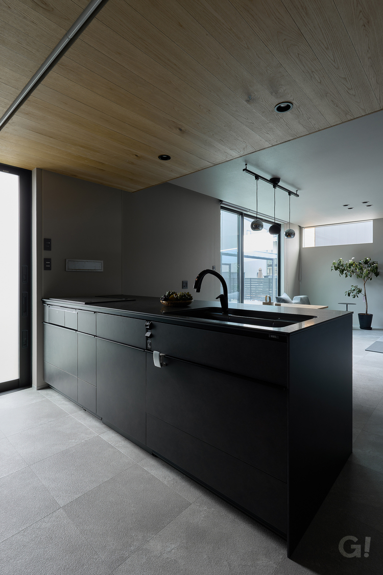 無駄を省いたライン＆素材感がお気に入りのシンプルモダンなキッチン