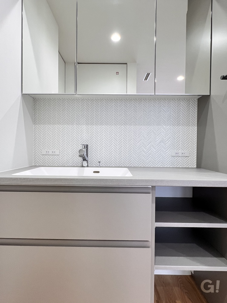 アースカラーで落ち着きある空気が漂うシンプルモダンな洗面所