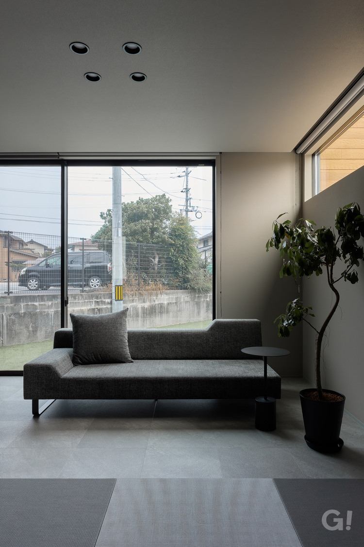 シックな雰囲気にそっと包まれリラックスできるシンプルモダンなリビング