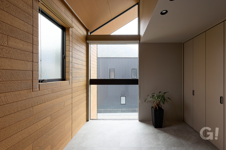 『多目的に活躍してくれる心地よい場所！収納もあるシンプルモダンな2階ホール』の写真