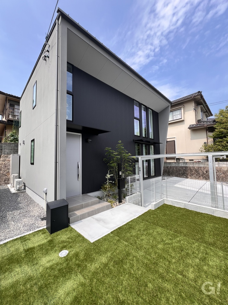 直線フォルムで堂々とした佇まいを魅せてくれるシンプルモダンな家