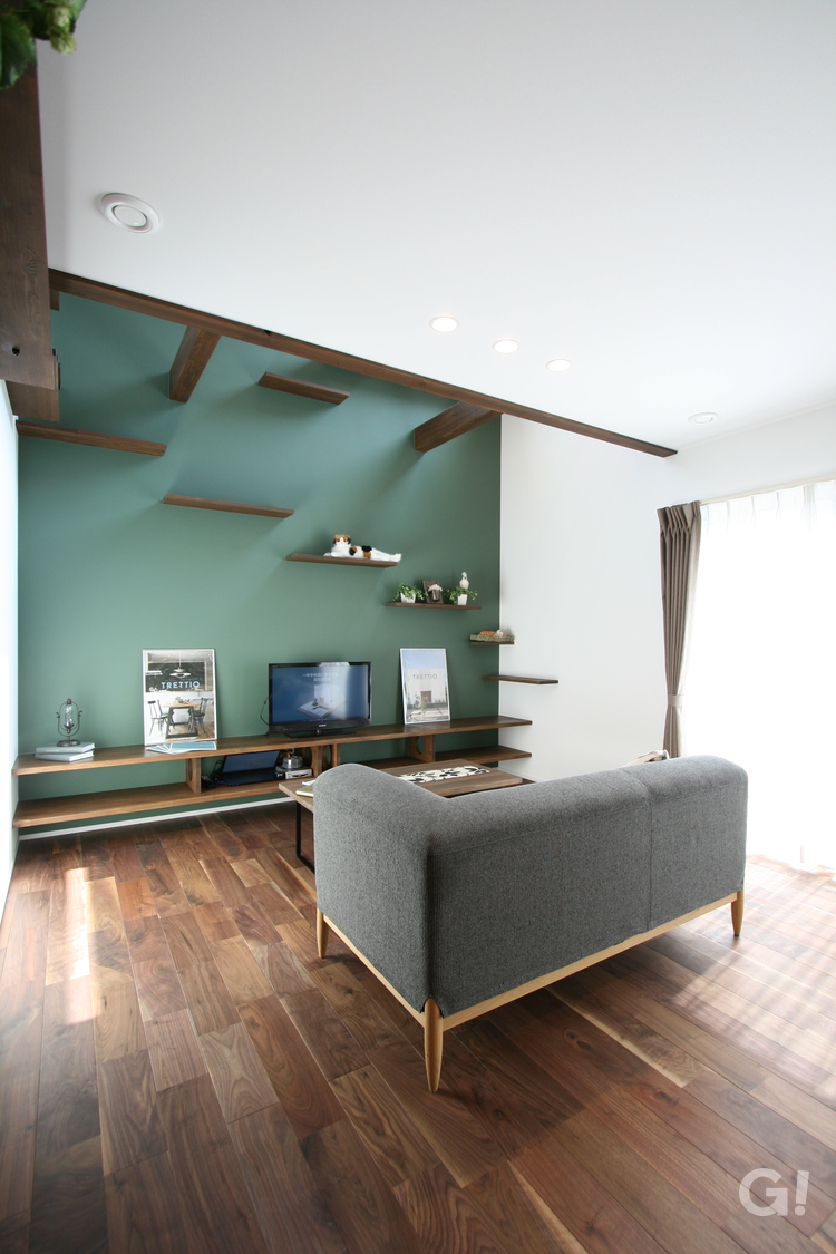 人と愛猫がちょうどいい距離感で楽しい時間を過ごせるシンプルモダンなリビング