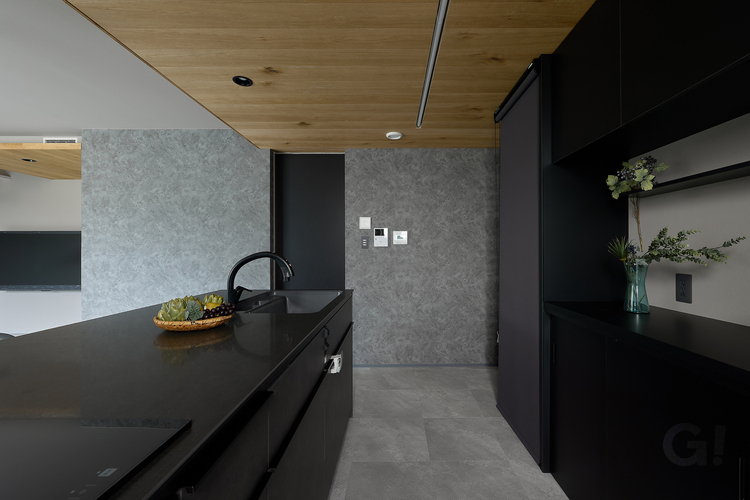 動線・収納ともに抜群！毎日の食事づくりが楽しくなるシンプルモダンなキッチン