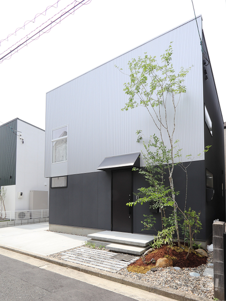 直線フォルムが素敵！一際目を惹くバイカラーもいいシンプルモダンな家