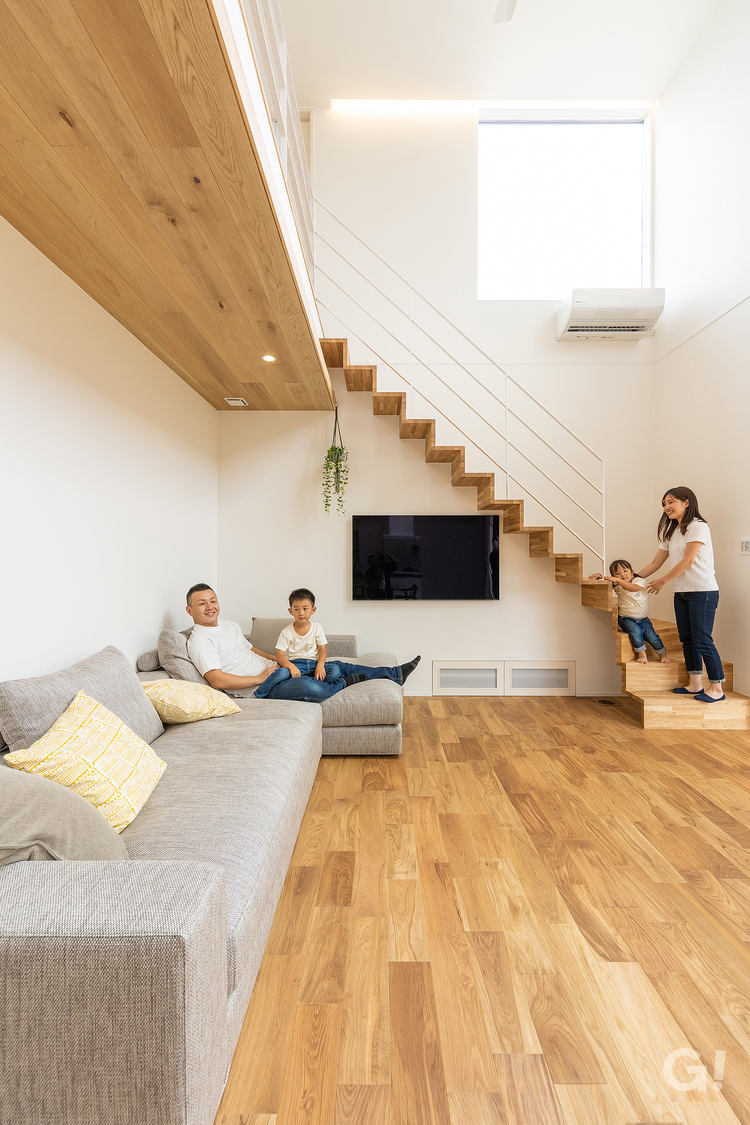 家族を自然と笑顔にしてくれる魔法がかけられたシンプルモダンなリビング