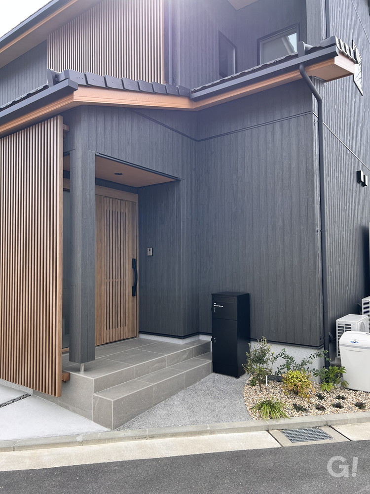 『和風＋スタイリッシュを両立したお洒落な雰囲気がいいシンプルモダンな玄関』の写真