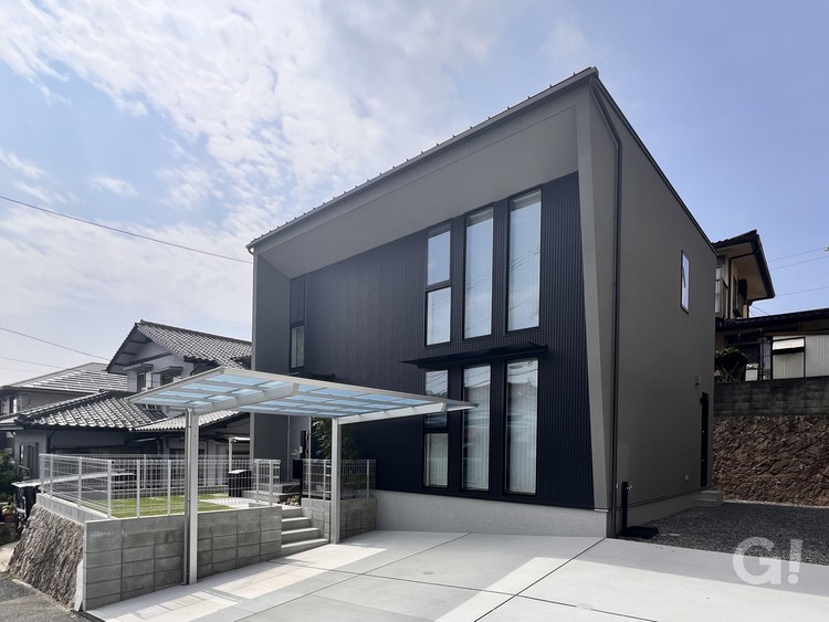 日当たり良好も嬉しい！シックな色味で個性あるカタチがいいシンプルモダンな家
