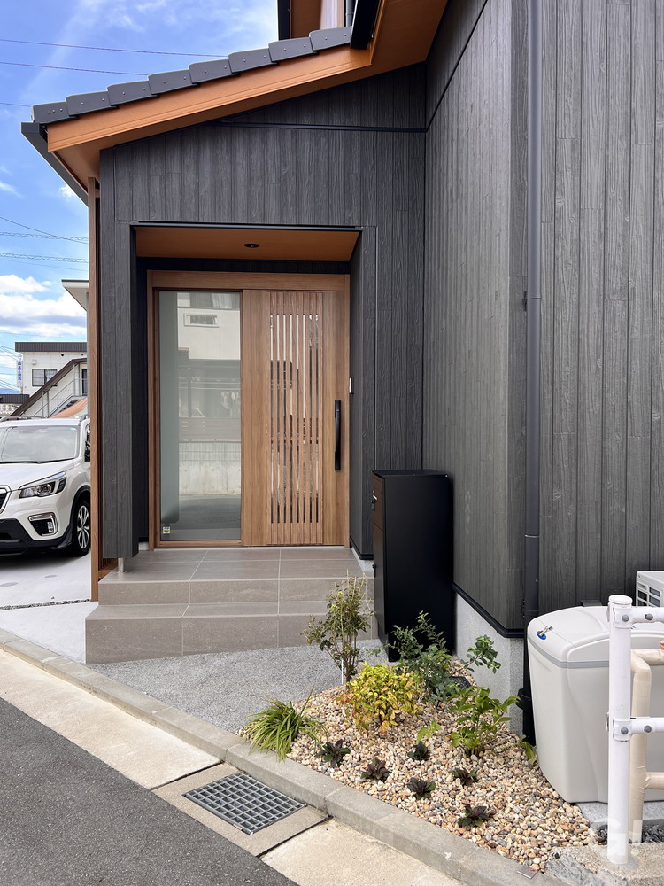 ココに来ると笑顔になれる！和の雰囲気もあるシンプルモダンな玄関ポーチ