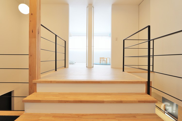 2way仕様の子ども部屋へと優しく誘導してくれ北欧モダンな2階廊下