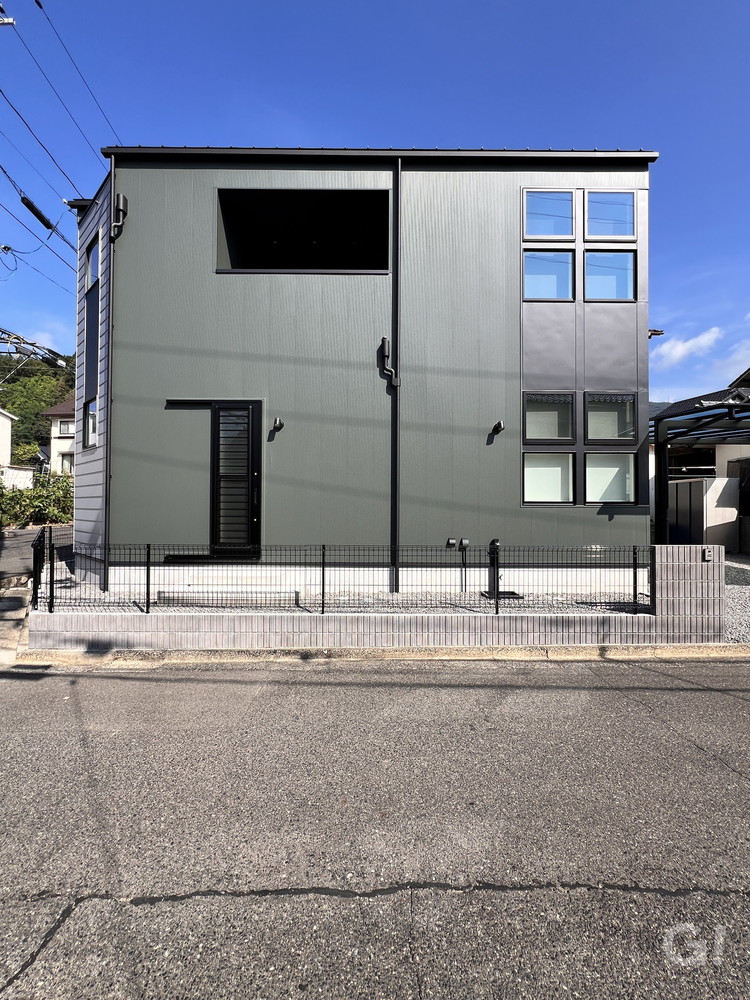 四角い窓＆ガルバがつくる賢いカタチが魅力のシンプルモダンな家