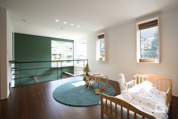 光りと開放感が見守る高性能住宅の北欧風子供部屋の写真