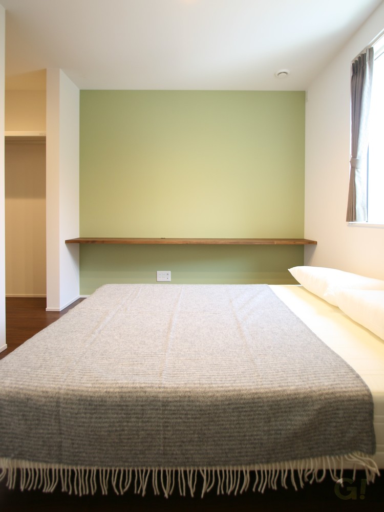 アクセントクロス彩る落ち着く高性能住宅の寝室の写真