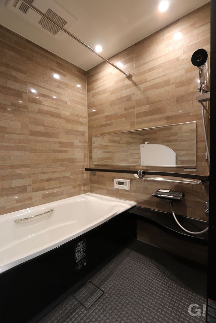流行の木目調に囲まれた高性能住宅の浴室の写真