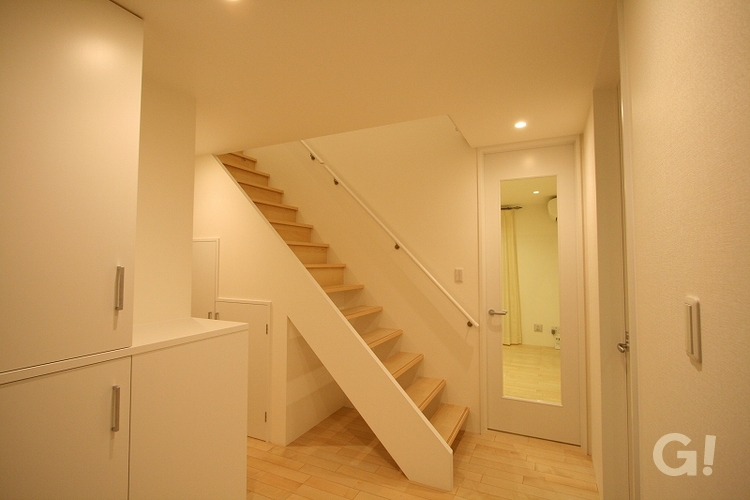 美しい白で北欧モダンを演出した玄関空間の階段の写真