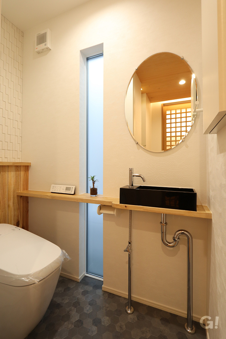 温かみのある色合いで北欧風のデザインのトイレの写真