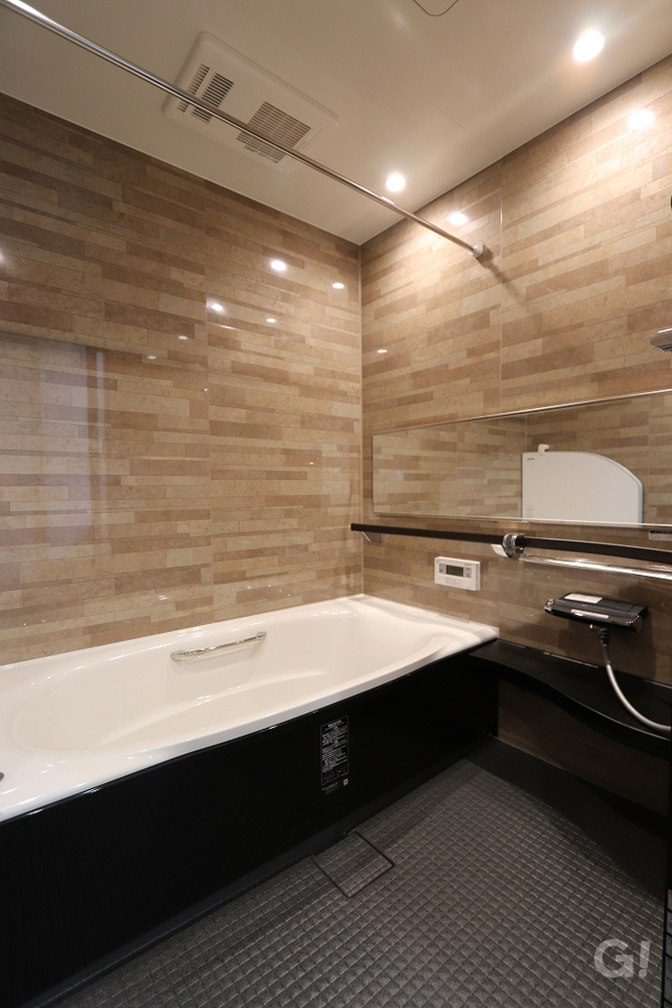 流行の木目調に囲まれた高性能住宅の浴室の写真