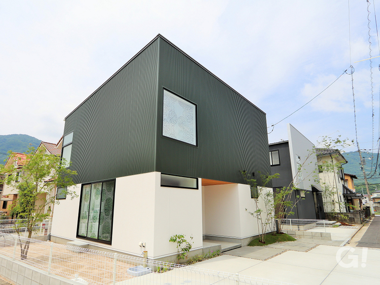 スマートなキューブ型のデザイン住宅の写真