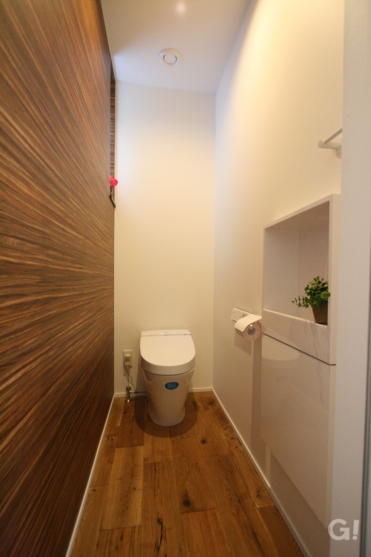 デザインクロスが魅せる北欧風な温かみのあるトイレ