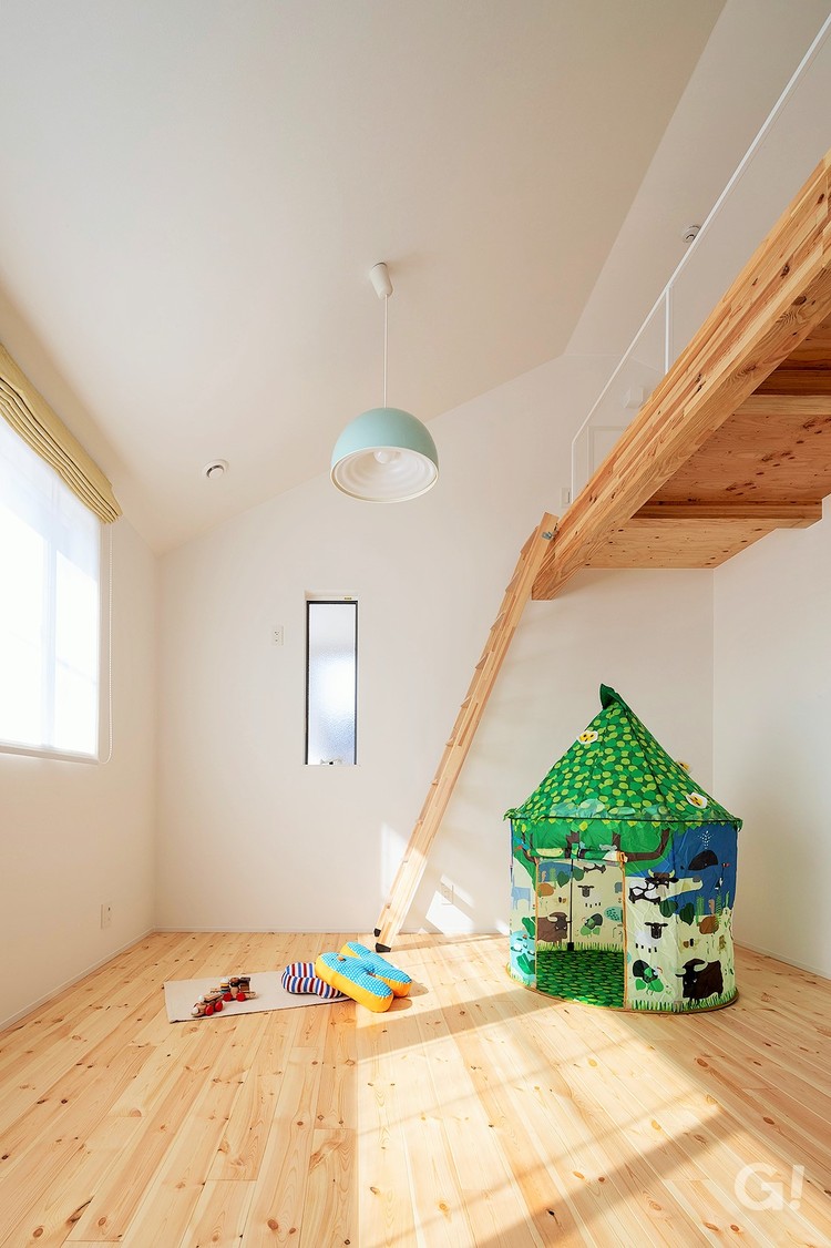 隠れ家のようなロフトがある北欧風な子供部屋の写真