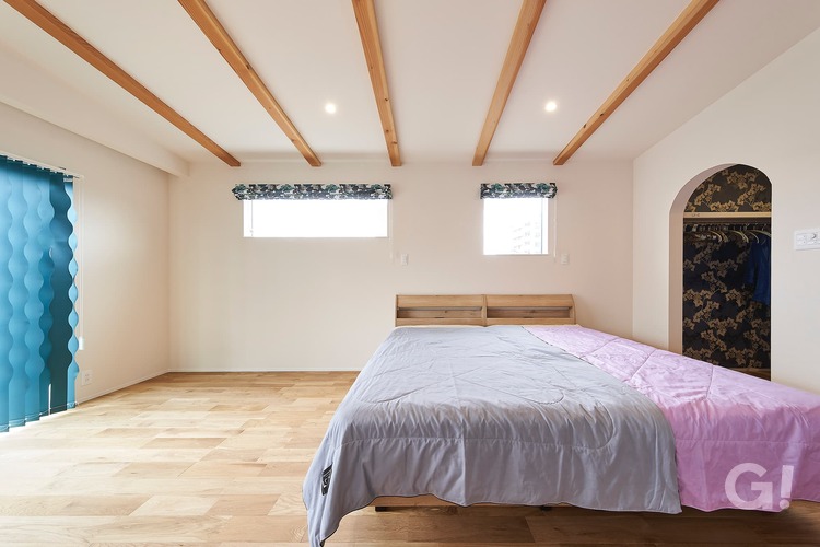 『大人シックなクロス＆アーチ型が可愛い収納スペースに続く北欧モダンな寝室』の写真