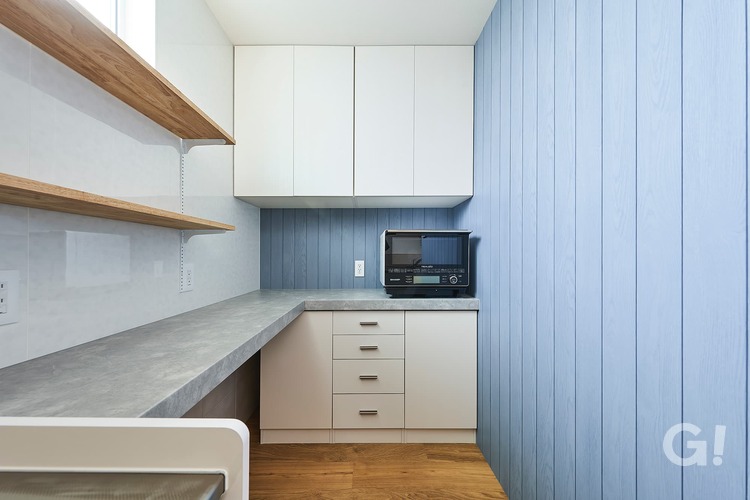 『ライトブルーの壁が爽やかな雰囲気をつくり出してくれる北欧モダンなキッチン』の写真