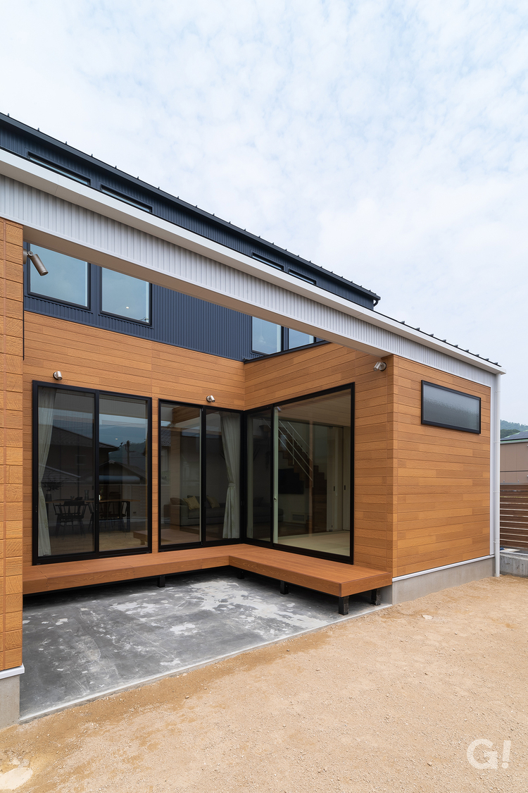 木目×ガルバリウム鋼板がスタイリッシュな外構のお家の写真
