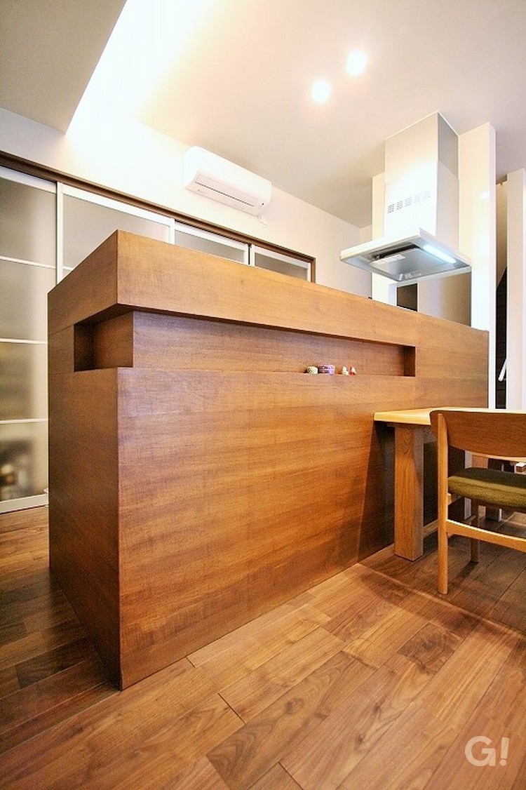 贅沢な木のデザインに洗練された注文住宅のスタイリッシュなキッチンの写真