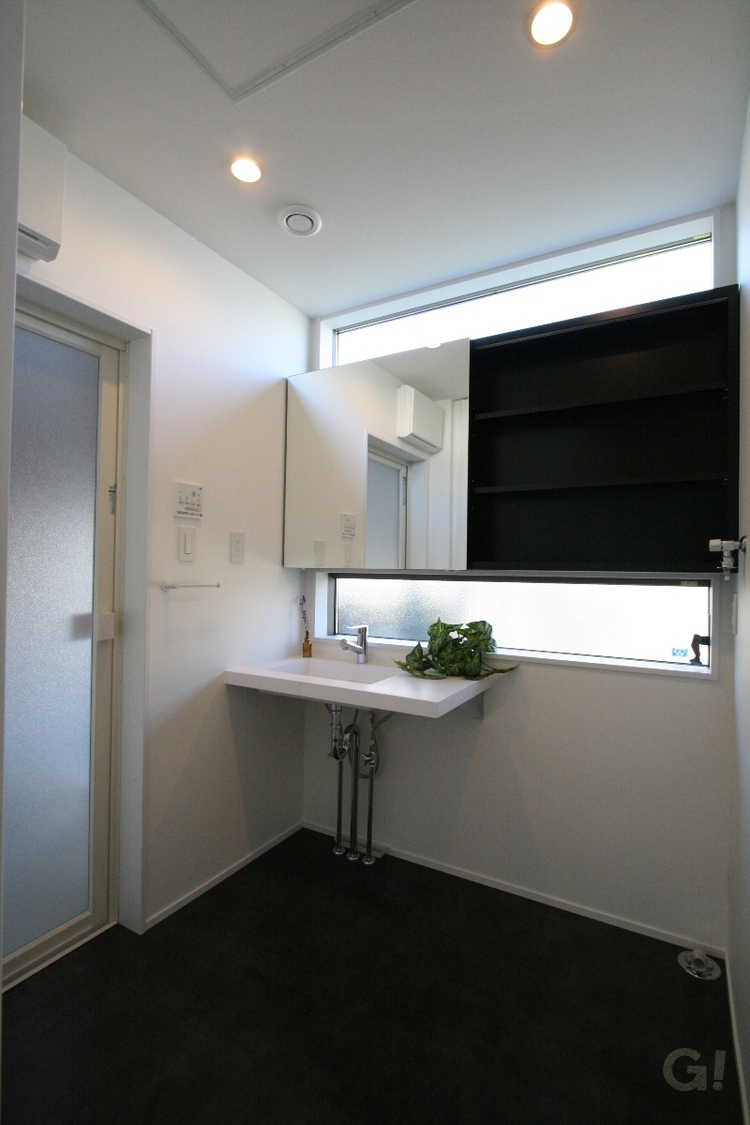 注文住宅の心地良い高窓がデザインするシンプルモダンな洗面所